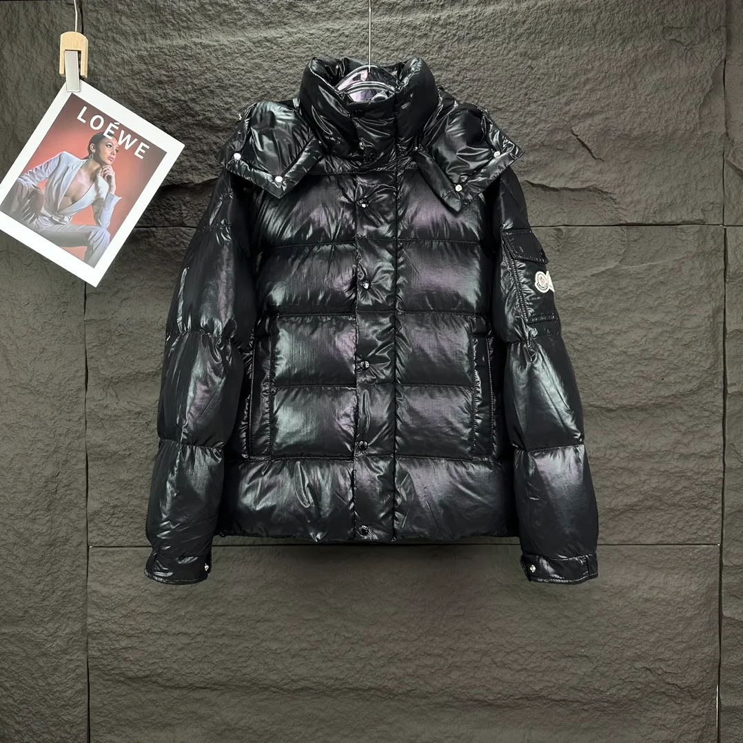 P390 Moncler/ 2026 70 、 。 DNA ， ， 。 Classic ， 、 。 Classic 70 。 Quality， 90 ，Premium Quality ， ，Black ！ Sizes M-3XL
